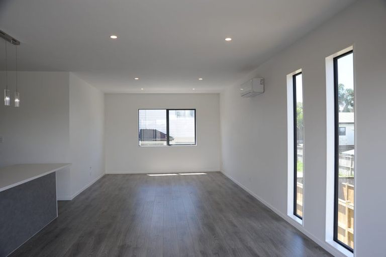 Photo of property in 7/11 Oteha Valley Road, Northcross, Auckland, 0632