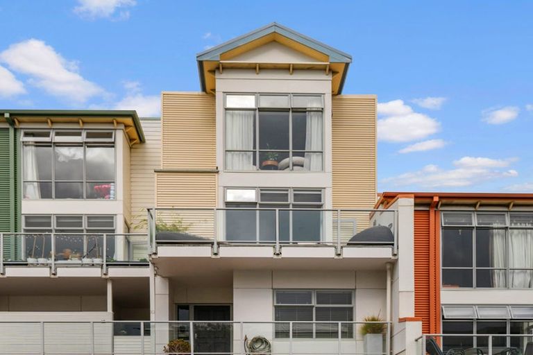 Photo of property in 10 Fallowfield Avenue, Mount Victoria, Wellington, 6011