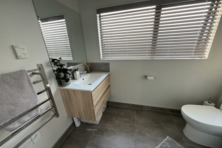 Photo of property in 11 Lumbarda Drive, Kumeu, 0810