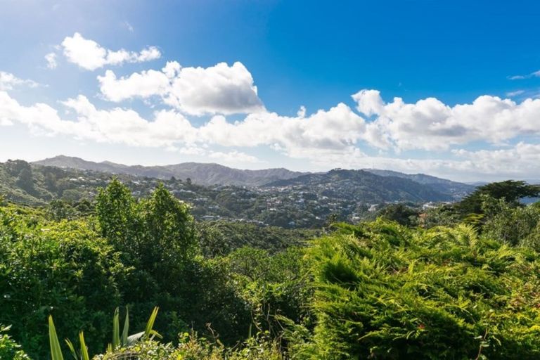 Photo of property in 6 Ashton Fitchett Drive, Brooklyn, Wellington, 6021