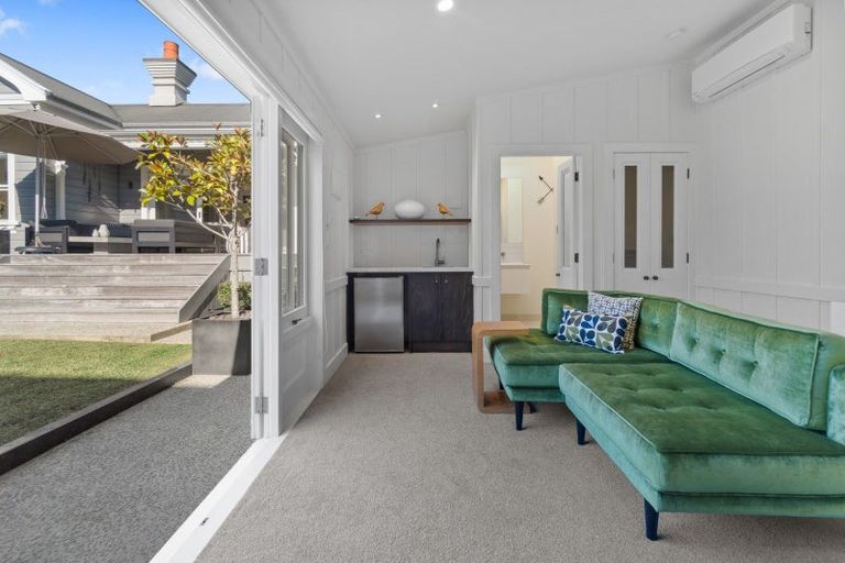 Photo of property in 58 Stanley Point Road, Stanley Point, Auckland, 0624