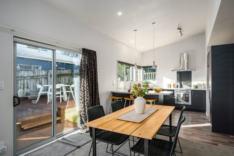 Photo of property in 6b Warrington Grove, Newlands, Wellington, 6037