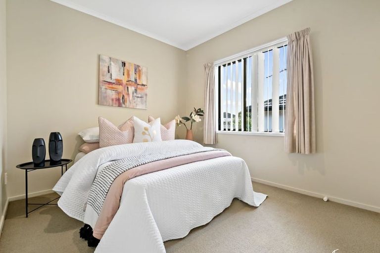 Photo of property in 11 Sunvista Avenue, Oteha, Auckland, 0632