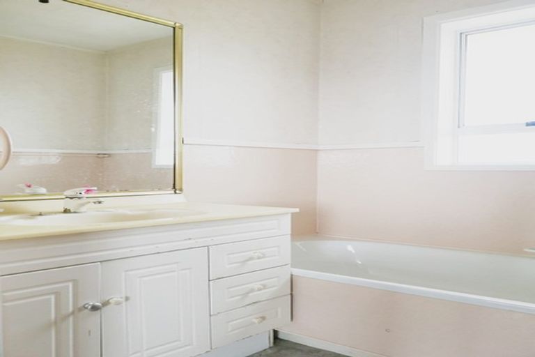 Photo of property in 68b Botany Road, Botany Downs, Auckland, 2010