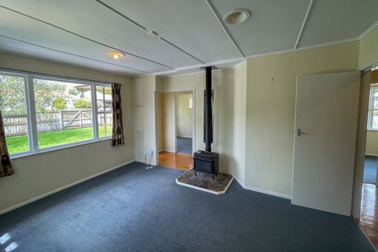 Photo of property in 12 Gill Avenue, Te Atatu Peninsula, Auckland, 0610