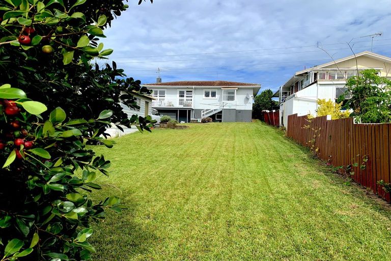 Photo of property in 16 Huruhuru Road, Massey, Auckland, 0614