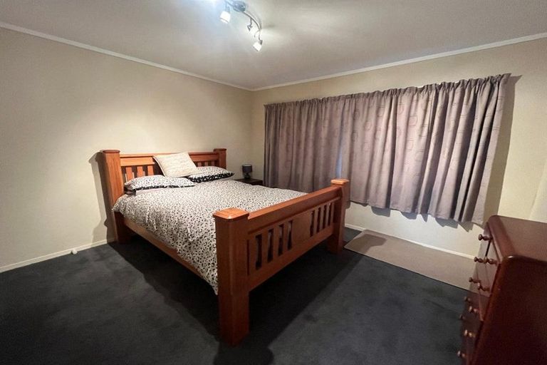 Photo of property in 4/305 Great North Road, Henderson, Auckland, 0612
