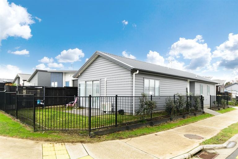 Photo of property in 1 Honour Road, Papakura, 2110