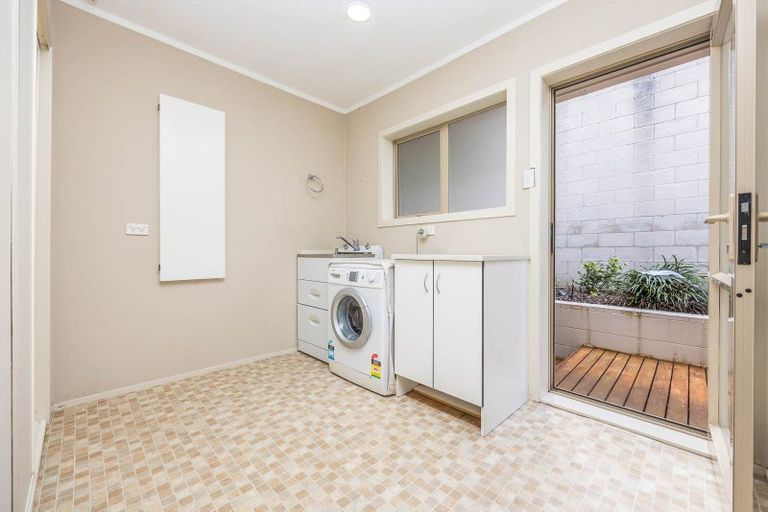 Photo of property in 9a Pendene Place, Forrest Hill, Auckland, 0620