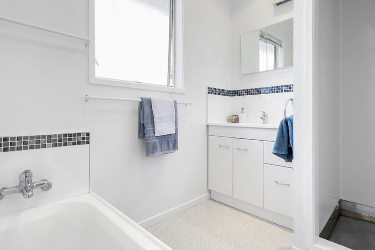 Photo of property in 16 The Grove, Titirangi, Auckland, 0604