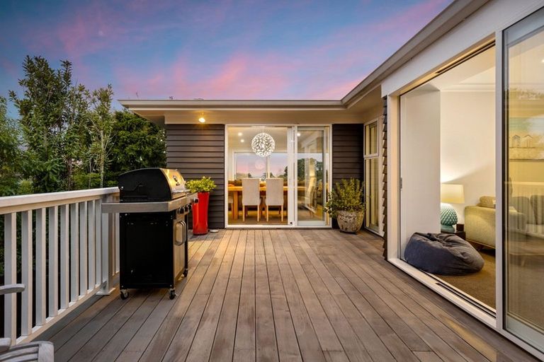 Photo of property in 37 Eastcliffe Road, Castor Bay, Auckland, 0620