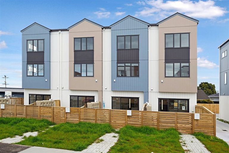 Photo of property in 1/2 Abbotleigh Avenue, Te Atatu Peninsula, Auckland, 0610