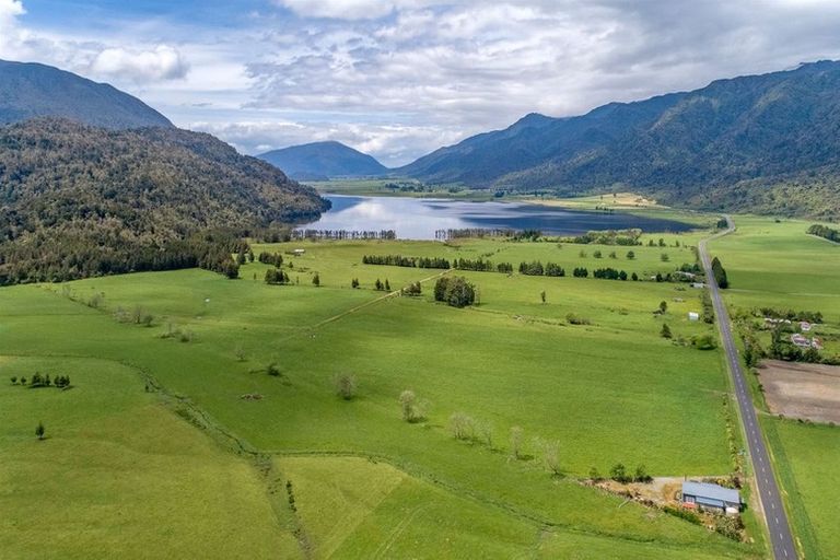 Photo of property in 2568 Lake Brunner Road, Inchbonnie, Kumara, 7875