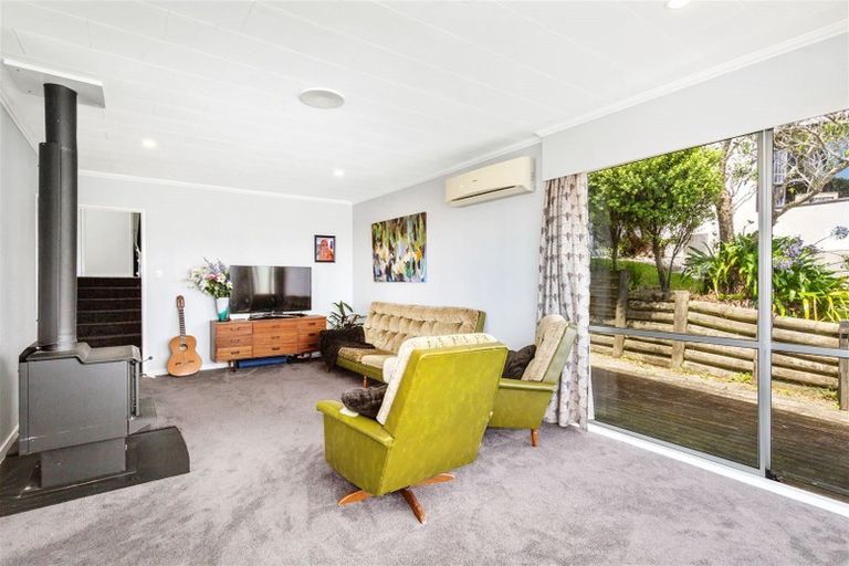 Photo of property in 32 Chapman Street, Newlands, Wellington, 6037