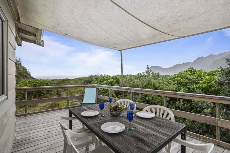 Photo of property in 36 North Piha Road, Piha, 0772