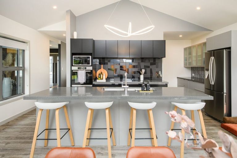 Photo of property in 10 Mediterranean Grove, Fitzherbert, Palmerston North, 4410