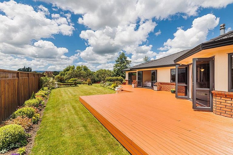 Photo of property in 16 Sycamore Crescent, Fitzherbert, Palmerston North, 4410