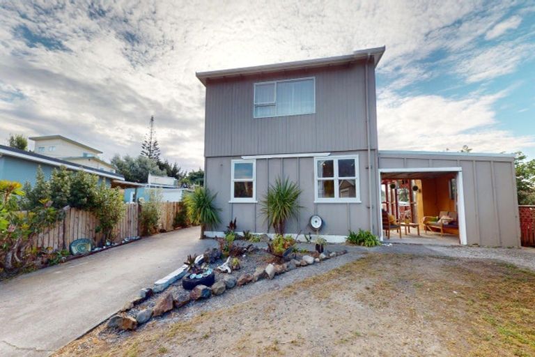 Photo of property in 165 Kahukura Avenue, Waitarere Beach, Levin, 5510