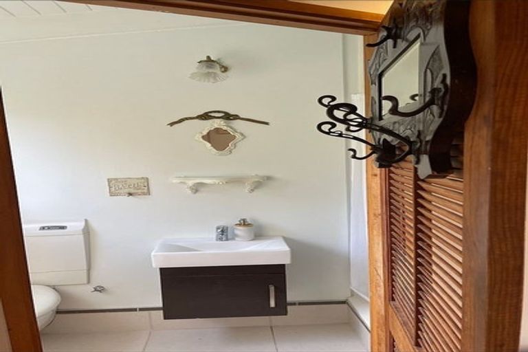 Photo of property in 556 Scenic Drive, Waiatarua, Auckland, 0612