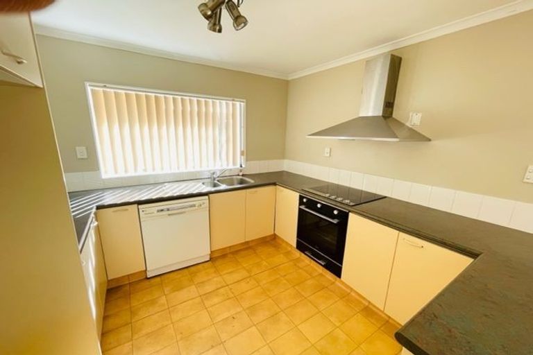 Photo of property in 15 Newbegin Place, Weymouth, Auckland, 2103