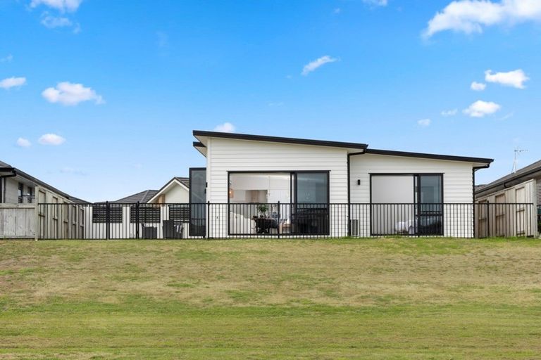 Photo of property in 19 Harding Drive, Papamoa Beach, Papamoa, 3118