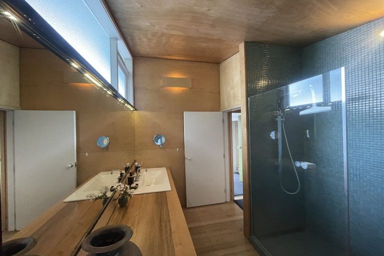 Photo of property in 24 Beacon Hill Road, Strathmore Park, Wellington, 6022