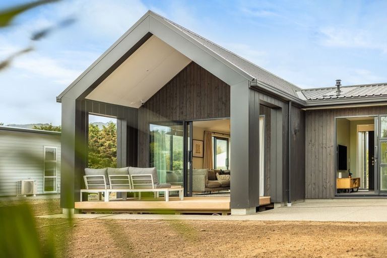 Photo of property in 35 Titoki Road, Waikanae Beach, 5036