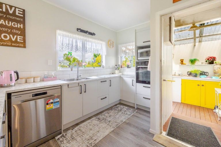 Photo of property in 1 Shanly Street, Waipawa, 4210