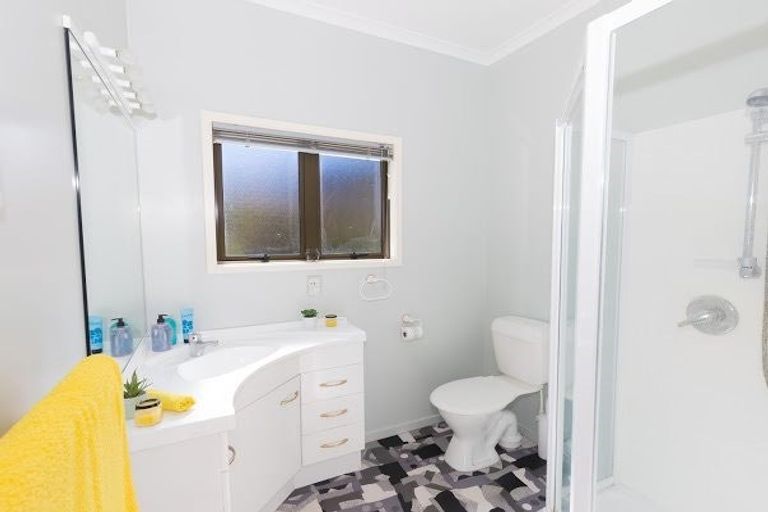 Photo of property in 42 Dress Circle, Newlands, Wellington, 6037