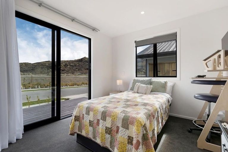 Photo of property in 33 Drysdale Road, Jacks Point, 9371