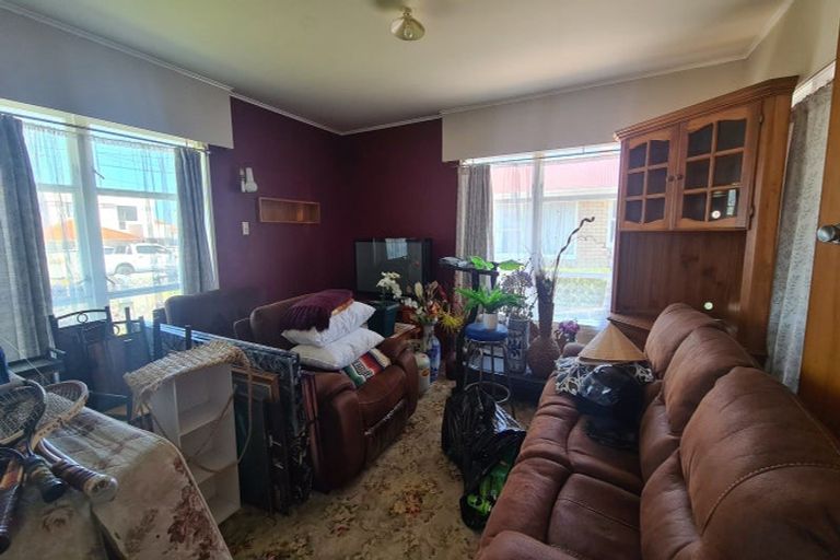 Photo of property in 17 Fox Street, Opunake, 4616