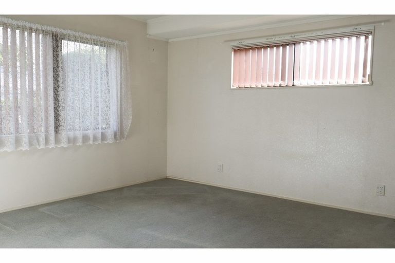 Photo of property in 2/56 Larnoch Road, Henderson, Auckland, 0610