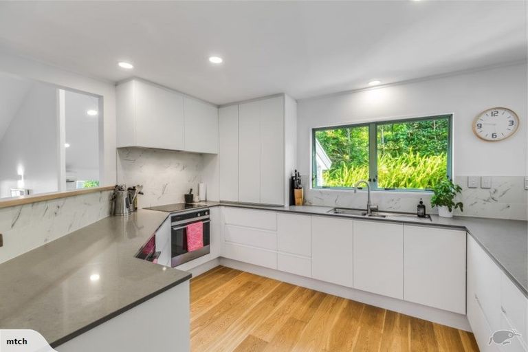 Photo of property in 1/39 Seaton Road, Murrays Bay, Auckland, 0630