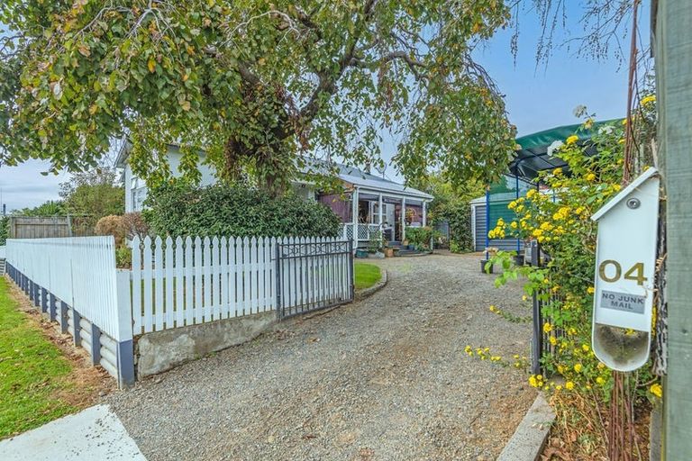 Photo of property in 4 Rosalie Terrace, Kelvin Grove, Palmerston North, 4414