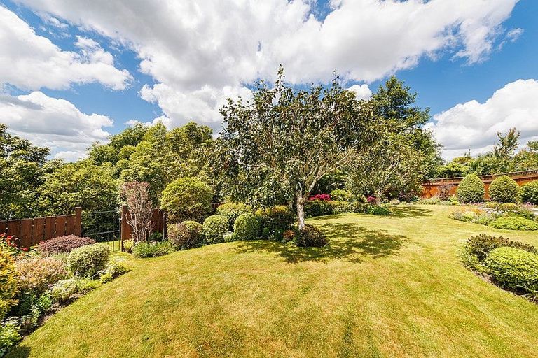 Photo of property in 16 Sycamore Crescent, Fitzherbert, Palmerston North, 4410