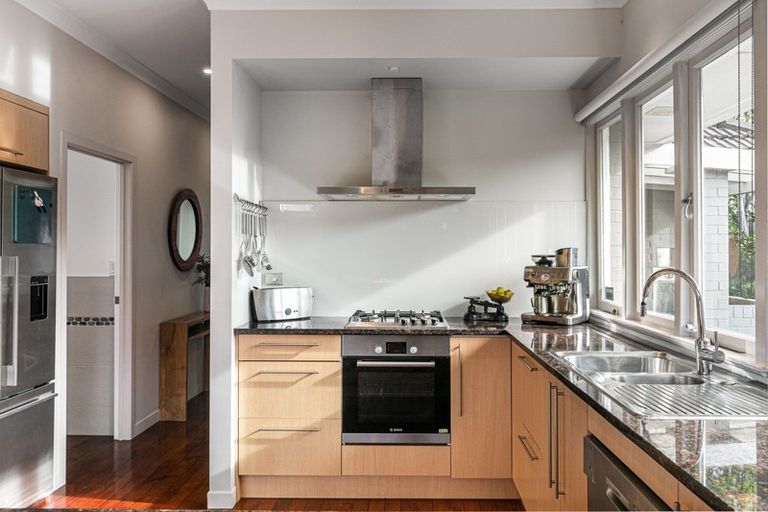 Photo of property in 18 Wairoa Road, Narrow Neck, Auckland, 0624