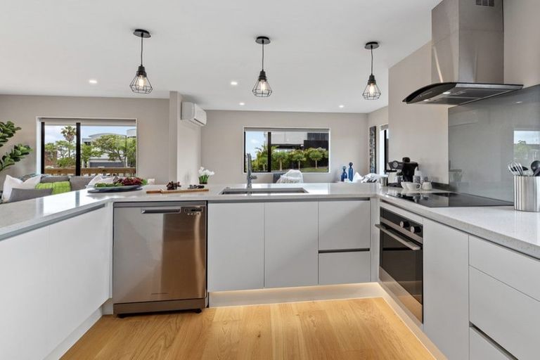 Photo of property in 168 Luckens Road, West Harbour, Auckland, 0618