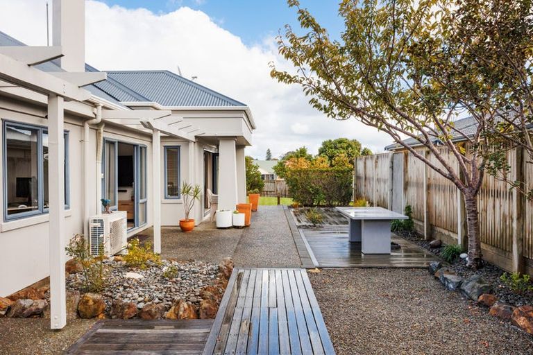 Photo of property in 1 Sycamore Crescent, Fitzherbert, Palmerston North, 4410