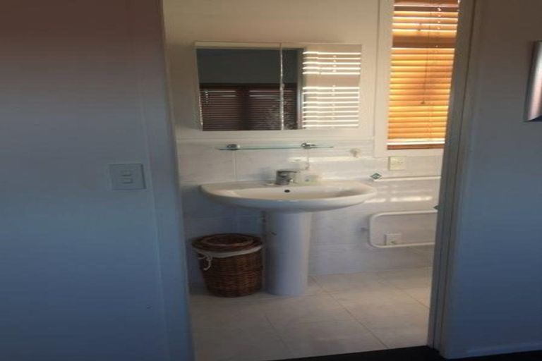 Photo of property in 32 Peter Terrace, Castor Bay, Auckland, 0620