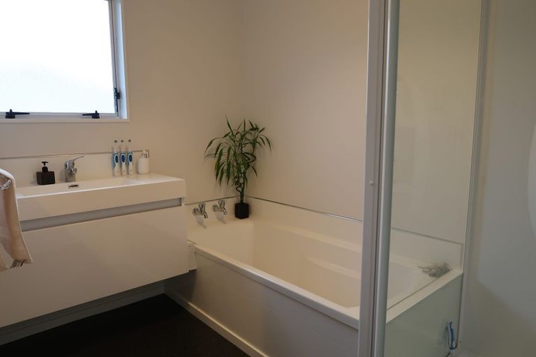 Photo of property in 142b Newlands Road, Newlands, Wellington, 6037