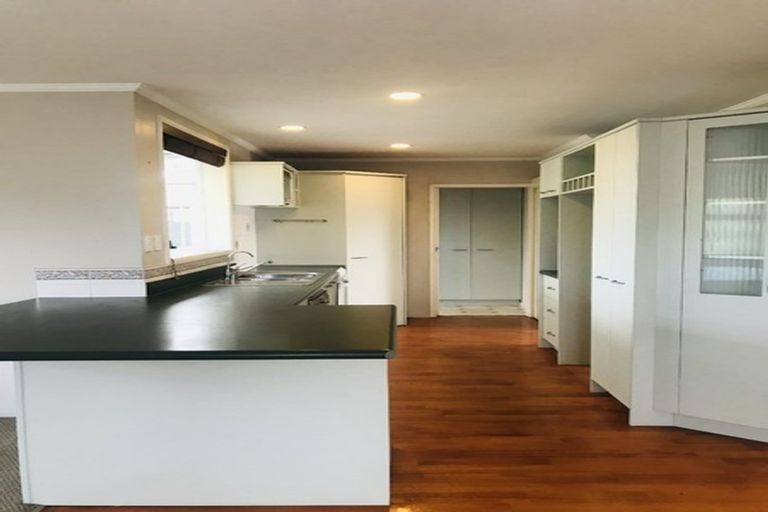 Photo of property in 37 Jaemont Avenue, Te Atatu South, Auckland, 0610