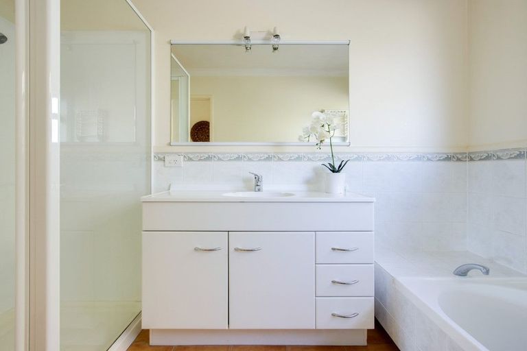 Photo of property in 52 Neeve Road, Taradale, Napier, 4112