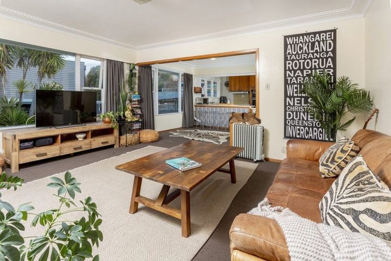 Photo of property in 61 Exmouth Road, Northcote, Auckland, 0627