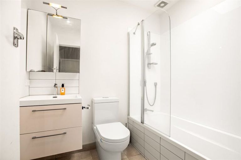 Photo of property in 16 Taikata Road, Te Atatu Peninsula, Auckland, 0610