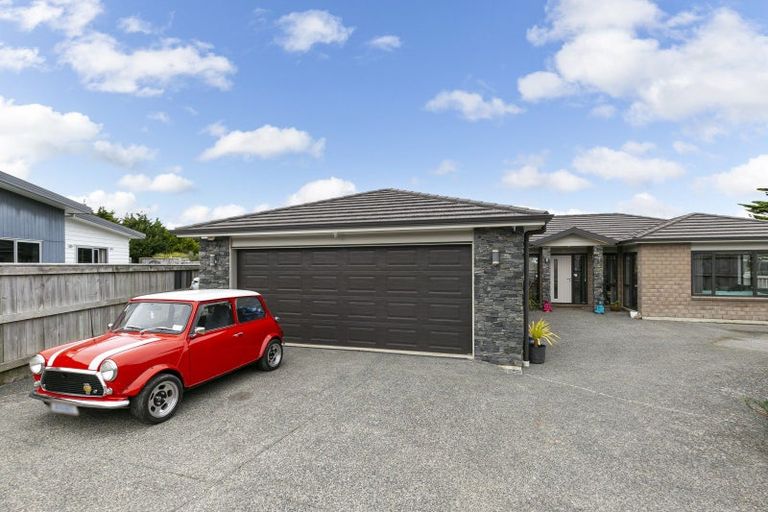 Photo of property in 32 Mervyn Kemp Drive, Tawa, Wellington, 5028
