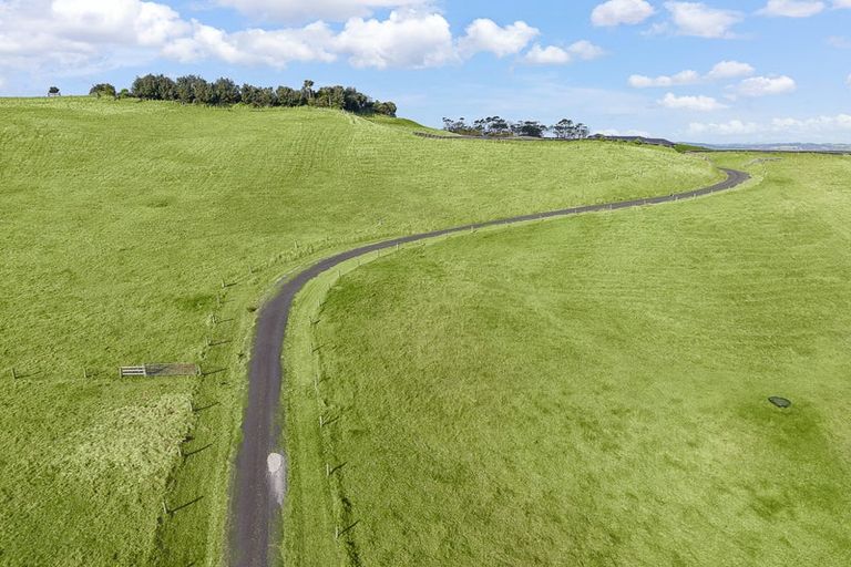 Photo of property in 1088 South Head Road, South Head, Helensville, 0874
