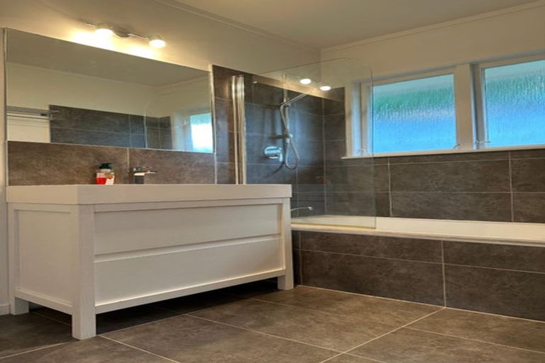 Photo of property in 2/7 Dakota Avenue, Beach Haven, Auckland, 0626