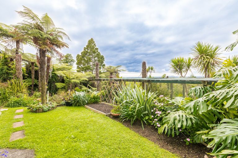Photo of property in 35 Tawini Road, Titirangi, Auckland, 0604