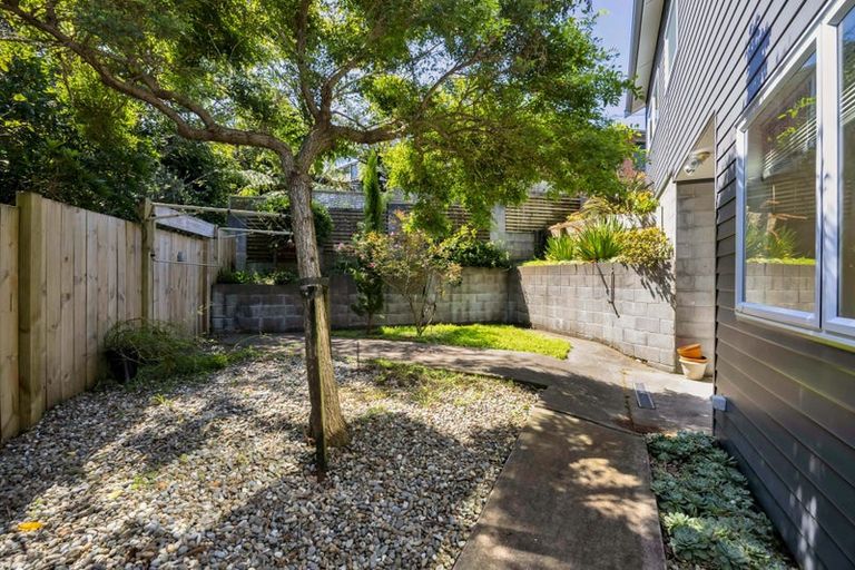Photo of property in 11 Margaret Place, Merrilands, New Plymouth, 4312