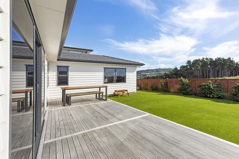 Photo of property in 5 Boeing Way, Newlands, Wellington, 6037